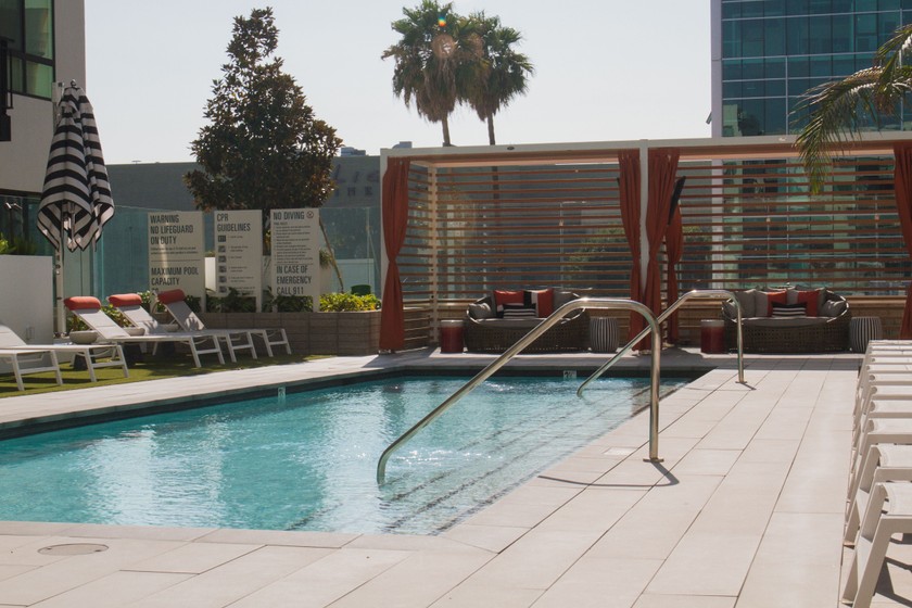 Auch ein Pool gehört zum Gebäude.