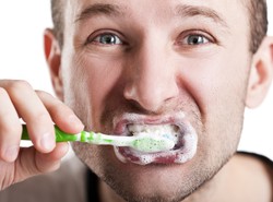 Źle myjesz zęby? Możesz umrzeć 13 lat wcześniej