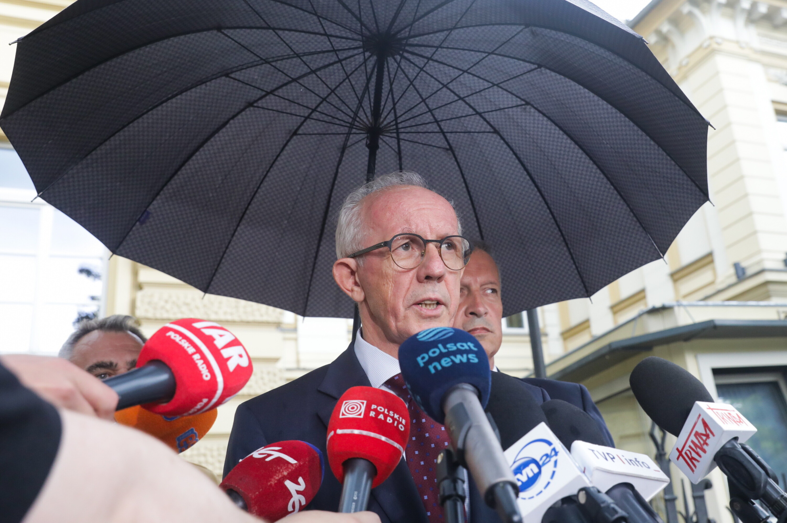 Intensywne opady: RCB ostrzega 10 województw przed burzami