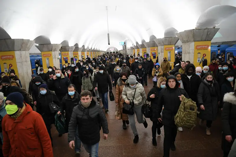 Ludzie na stacji metra - Kijów, Ukraina / DANIEL LEAL/AFP/East News