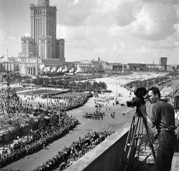 PKiN oraz plac Defilad - widok z dachu budynku przy ulicy Marszałkowskiej w 1955 r.