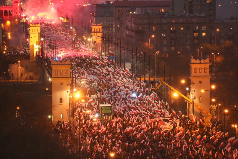 Przy dźwiękach bębnów uczestnicy skandują: "Cześć i chwała bohaterom", "Duma, duma, narodowa duma!". Wznoszone są także okrzyki: "Bóg, Honor, Ojczyzna", "My chcemy Boga", "Wolność, równość, sprawiedliwość", "Polska katolicka, nie laicka", "Cześć i chwała bohaterom, biało-czerwone barwy niezwyciężone".