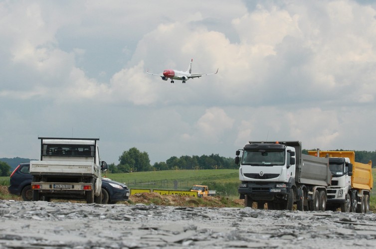 Remontowana droga kołowania na lotnisku Kraków-Balice. 

<br><br> fot. (dw) PAP/Stanisław Rozpędzik