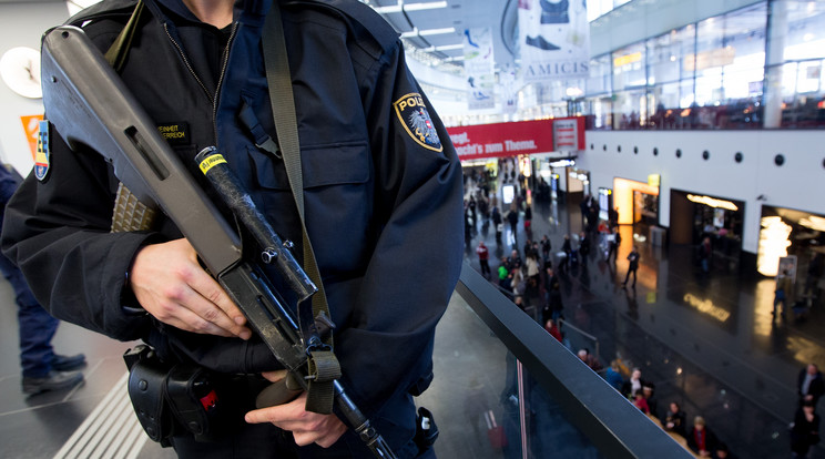 Az egyre gyakoribb európai terrortámadások miatt már a bécsi repülőtéren is egyre komolyabb az ellenőrzés /Fotó: AFP