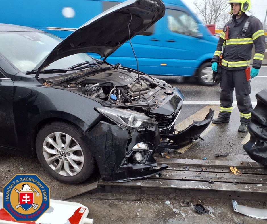 Na diaľnici D2 v Bratislave bola nehoda dvoch áut.