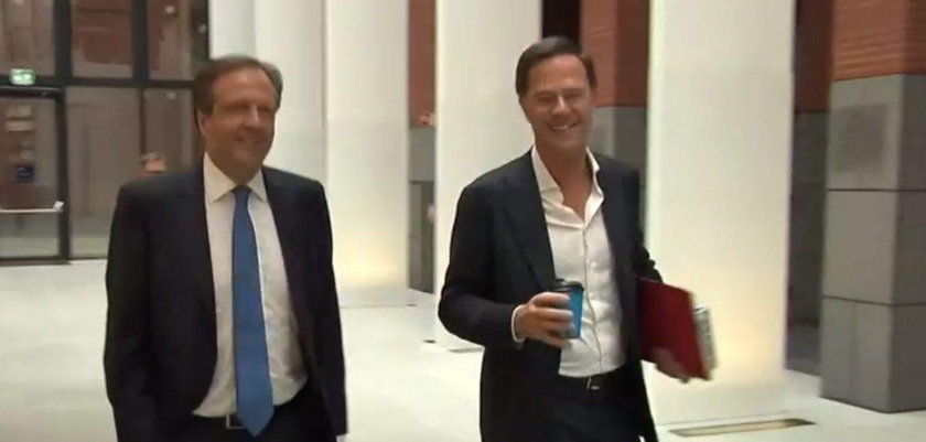 Mark Rutte przyszedł z kawą do parlamentu