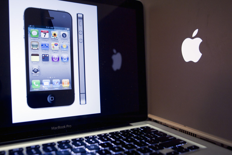 iPhone 4 na ekranie Mac Booka Pro. fot. Andrew Harrer/Bloomberg