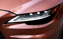 Nowy Lexus RX zawstydza silnik Diesla. Ta hybryda jest wbrew modzie