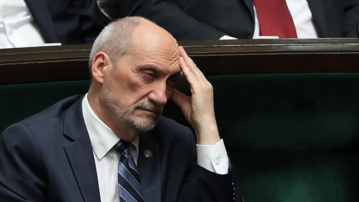 Książka "Antoni Macierewicz. Biografia Nieautoryzowana" zawiera wyłączenie plotki i pomówienia; w sposób brutalny i absolutnie skandaliczny zaatakowano moją żonę - komentuje Antoni Macierewicz. Były szef MON zapowiada także pozew do sądu przeciwko autorom publikacji.