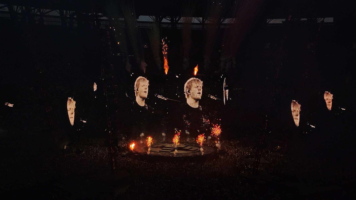 Ed Sheeran, a vörös hajú szomszéd srác magyar mezbe bújt és akkora show-t csinált, hogy a hangunkat is elveszítettük