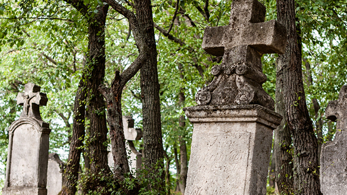 Na cmentarzu w centrum Książek brakuje miejsc. Zmarli są chowani pod płotem. Trzeba likwidować stare groby.