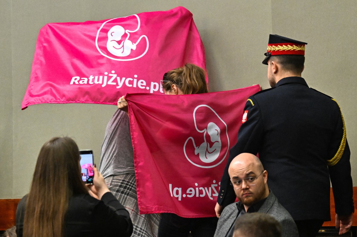 Aktywiści na sali obrad Sejmu w Warszawie