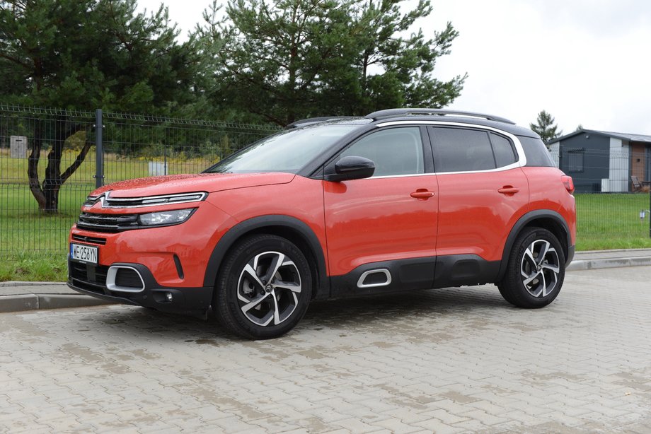 Citroen C5 Aircross to praktyczne auto dla rodziny, z dużym bagażnikiem i przestronną kabiną.