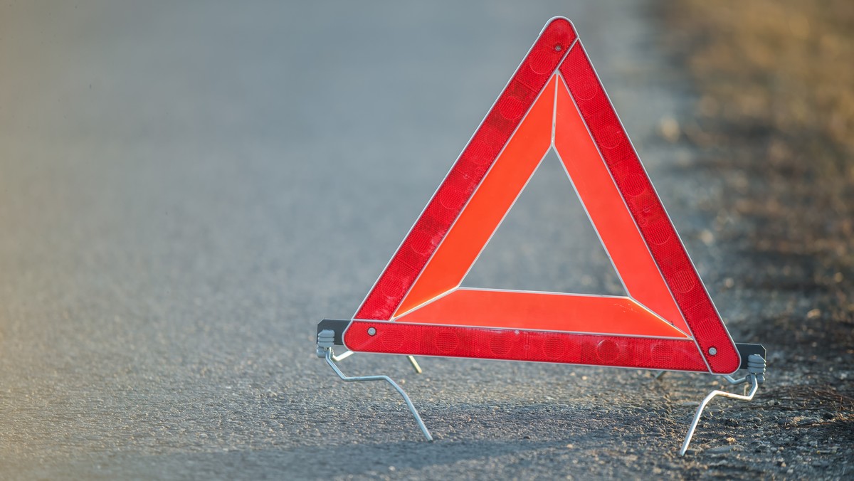 Na odcinku pomiędzy Skierniewicami a Łowiczem częściowo zablokowany jest przejazd autostradą A2 w kierunku Łodzi. Wczoraj około godz. 22 doszło tam do dwóch wypadków z udziałem sześciu pojazdów. Policja kieruje ruch objazdem.