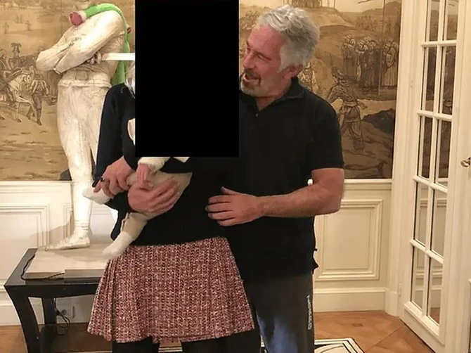 Fotografija na kojoj Epstajn grli plavušu sa bebom u rukama