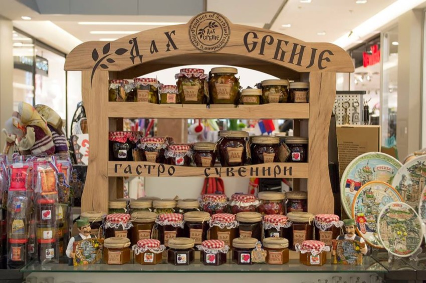 Zimnica, slatka, tanjiri, čokančići, čuture, lutke...sve je "Dah Srbije"