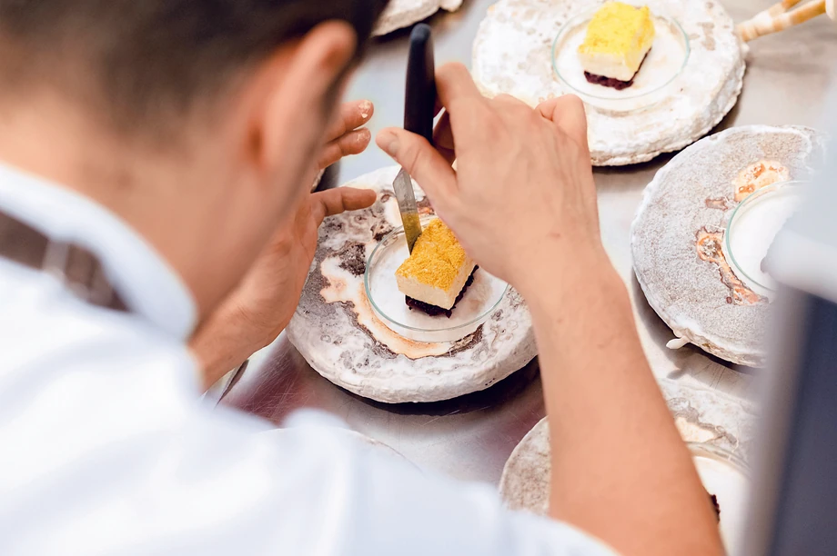 Jeśli chcesz uszczęśliwić wielbiciela wykwintnej gastronomii, zabierz go na kolację degustacyjną do restauracji.