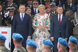 Prezydent Andrzej Duda i minister obrony Mariusz Błaszczak w czasie obchodów święta Wojska Polskiego