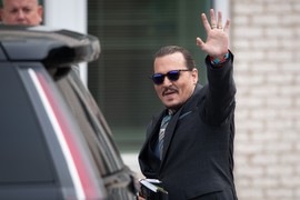 Džoni Dep stavio SRPSKU KRAVATU koju je BLAGOSLOVIO episkop Stefan: PRAVOSLAVNI MOTIVI oduševili ceo svet, oslikavaju OVU SVETINJU, a nosio ju je u prelomnom momentu svog života