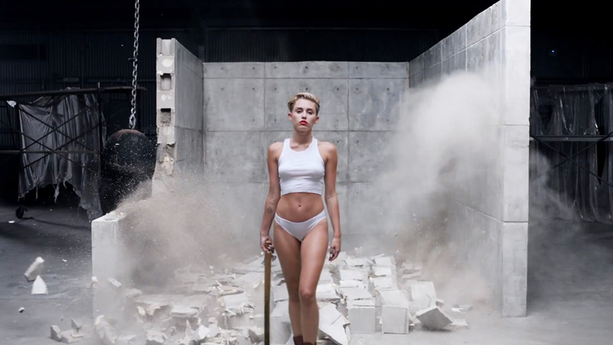 Od czasu pojawienia się w sieci oficjalnego teledysku Miley Cyrus do ballady "Wrecking Ball", internauci nie dają spokoju wokalistce.