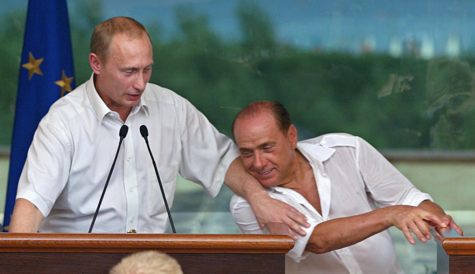 Berlusconi i Putin żartują podczas konferencji na Sardynii w 2003 r.