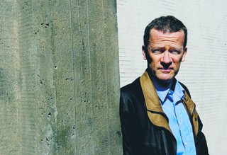 Pewnej nocy stwierdza, że jest... kobietą. Debiutancka powieść Yanna Martela