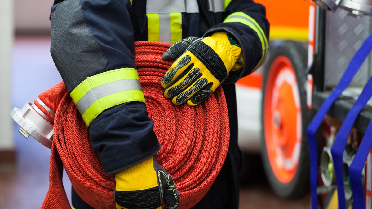 Informacja o wybuchu pożaru w kamienicy przy ul. Podgórnej wpłynęła do straży pożarnej około godz. 3.10. Na miejsce trafiło 11 zastępów straży pożarnej, 39 strażaków przystąpiło do ewakuacji mieszkańców. Dziewięć osób trafiło do szpitala, dwie zginęły. Ofiary to 81-letni mężczyzna i 2-letnia dziewczynka.