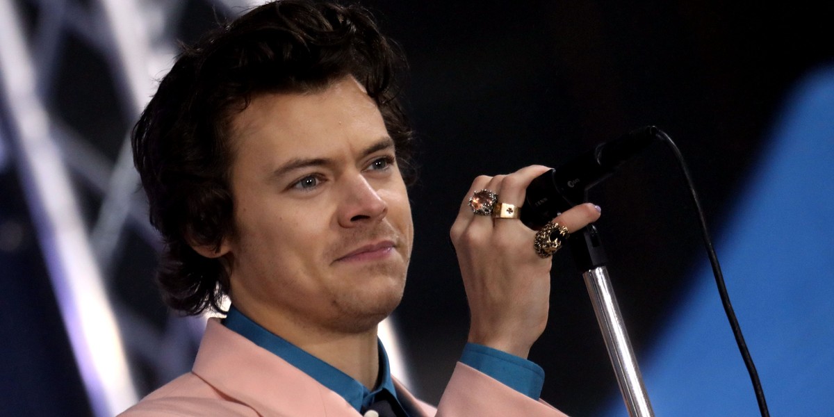 Harry Styles skończył 27 lat! Od gwiazdy boys bandu do ikony mody. Jak zmieniał się piosenkarz?