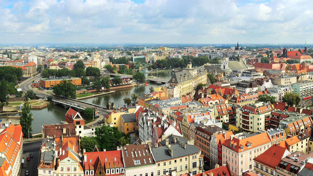 Mural, którego centralnym elementem jest sentencja "Różnorodni po to, aby się poznać", powstał w Muzułmańskim Centrum Kulturalno-Oświatowym. Mural to dzieło wrocławskich gimnazjalistów ze społeczności ewangelickiej, katolickiej, muzułmańskiej, romskiej i żydowskiej.