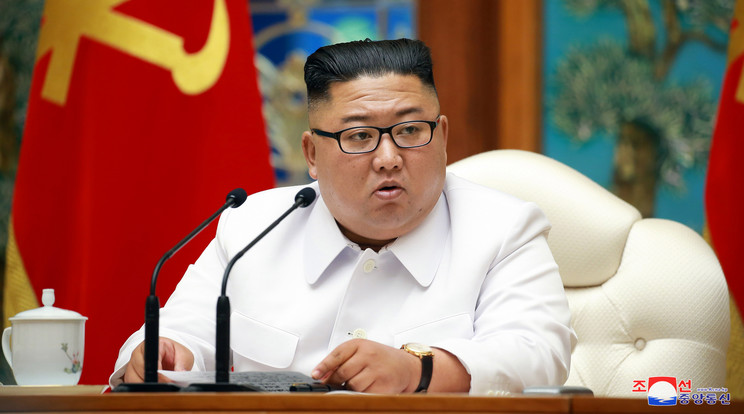 Kim Dzsong Un, Észak-Korea diktátora visszatért, és láthatóan elemében van / Fotó: EPA