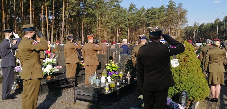 11. rocznica katastrofy smoleńskiej. Uroczystości przy grobie generała Tadeusza Buka