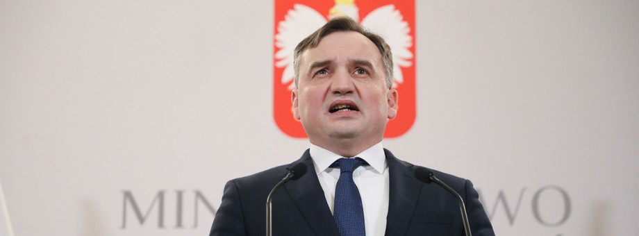 KE uważa, że „TK nie spełnia już wymogu niezawisłego i bezstronnego sądu ustanowionego na mocy prawa”. Minister Ziobro skomentował decyzję KE tak: „nie spodobał się urzędasom w Brukseli wyrok polskiego niezależnego TK”