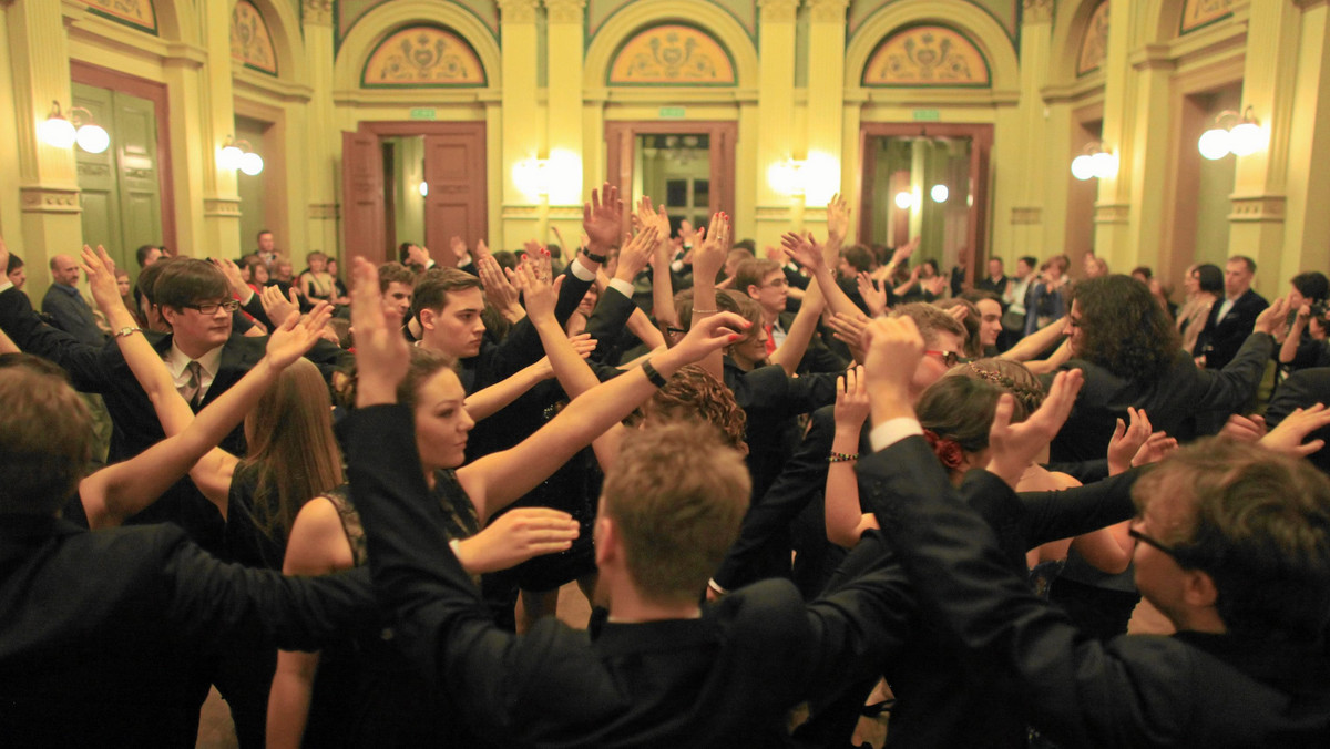 Partnerzy na zabawę studniówkową pilnie poszukiwani. Mężczyźni powinni być "wysocy i eleganccy", a panie muszą umieć "dobrze się bawić". Licealiści pary na studniówkę szukają jak na zakupach w sklepie – powiedział "Gazecie Wyborczej" socjolog dr Tomasz Kozłowski z Wyższej Szkoły Nauk Humanistycznych i Dziennikarstwa.