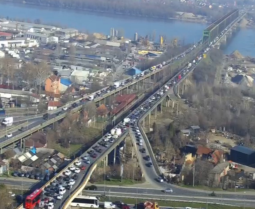 Pokvario se autobus na Pančevcu, velika gužva na mostu