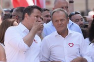 Przewodniczący PO Donald Tusk i prezydent Warszawy Rafał Trzaskowski na czele marszu 4 czerwca w Warszawie