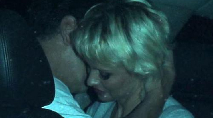 Máris egyik exével enyeleg Pamela Anderson!