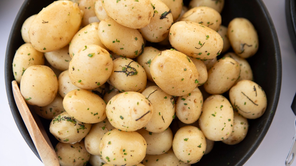 Vďaka jednej bylinke získajú zemiaky výnimočnú chuť.