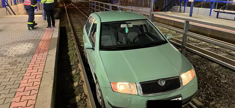 Jechała za nawigacją. Utknęła na przystanku tramwajowym...