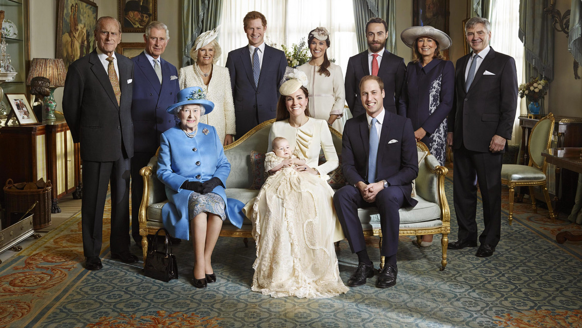 Z okazji chrztu księcia George'a Alexandra Louisa opublikowano historyczną fotografię przedstawiającą 87-letnią Elżbietę II z trzema męskimi dziedzicami tronu: książętami Walii – Karolem, Cambridge – Williamem i trzymiesięcznym prawnukiem księciem George'em.