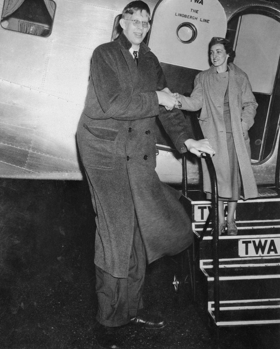 Robert pomaže stjuardesi da izađe iz aviona