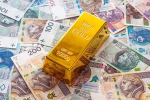 Złoty traci na wartości, Polacy uciekają z oszczędnościami w euro, dolara i złoto
