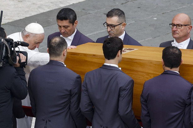 Papież Franciszek żegna trumnę z Benedyktem XVI