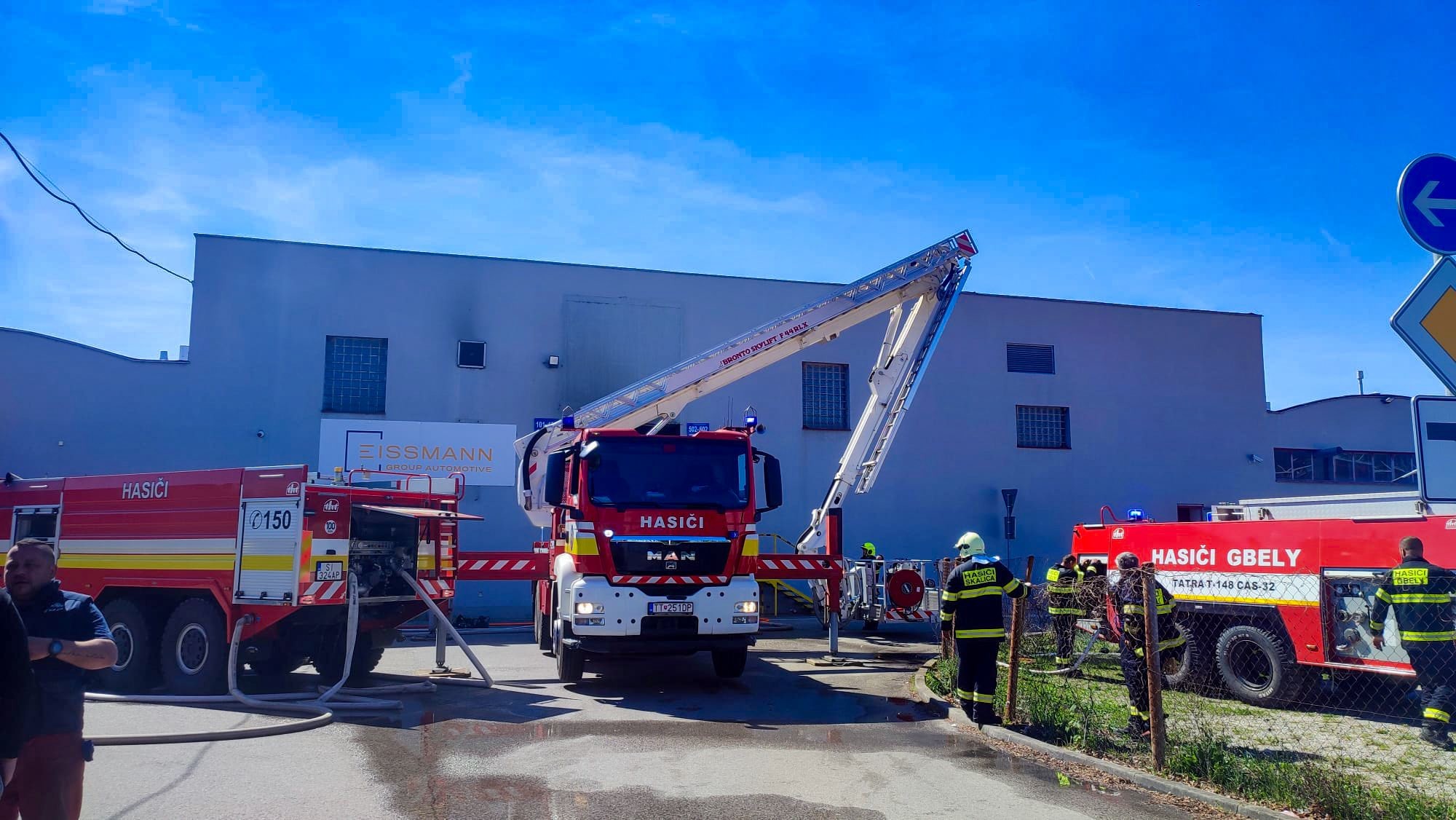 Pri požiari vo výrobnej hale v Holíči evakuovali štyroch ľudí.