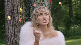 Ennél szexibb ma már nem lesz: Miley Cyrus popsit és mellbimbót villantott – fotók