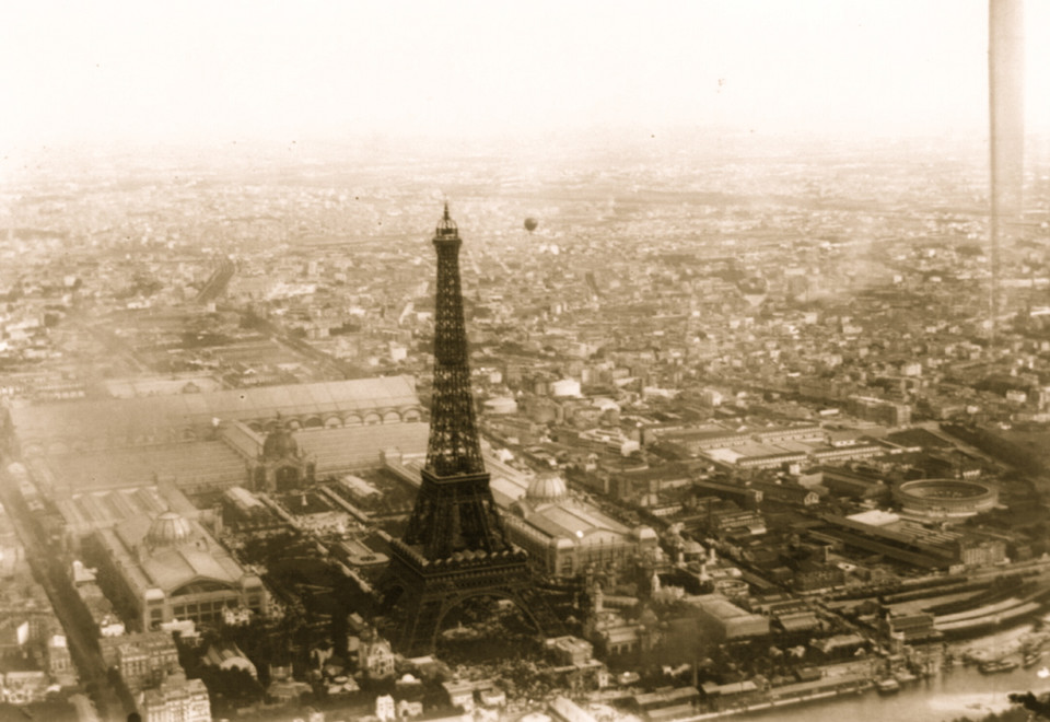 Wieża Eiffla z lotu ptaka. 1889 r.
