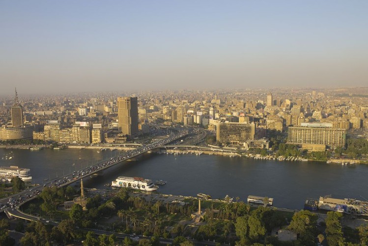 Od początku Arabskiej Wiosny, czyli od 15 stycznia (gdy prezydent Tunezji Ben Ali opuścił kraj), EGX 30 odznacza się największą zmiennością spośród rynków kapitałowych świata arabskiego. Na zdjęciu: Panorama Kairu w czasie zachodu słońca