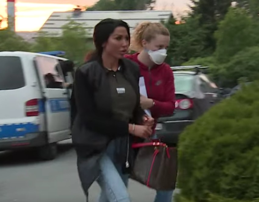 Tijana Ajfon ispred policijske stanice