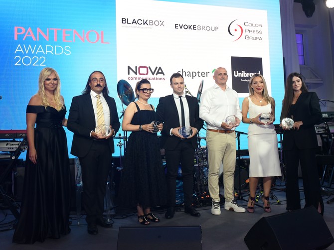 Jasmina Stojanov, treća s leva, sa ostalim laureatima na dodeli Galenika - Pantenol Awards-a.