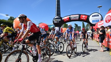 makabryczny wypadek na trasie tour de pologne. kolarz uderzył w betono