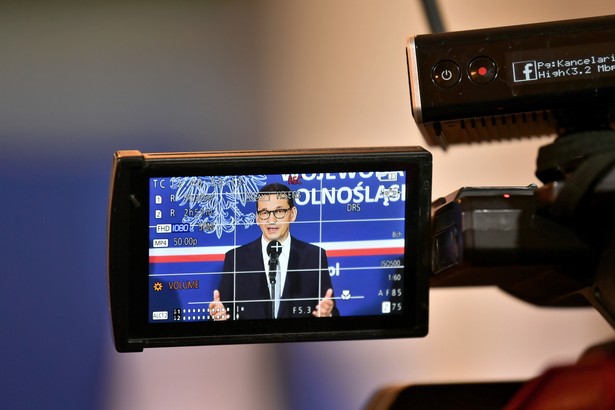 Wrocław, 24.05.2021. Prezes Rady Ministrów Mateusz Morawiecki podczas wypowiedzi dla mediów w Dolnośląskim Urzędzie Wojewódzkim we Wrocławiu, 24 bm. (sko) PAP/Maciej Kulczyński